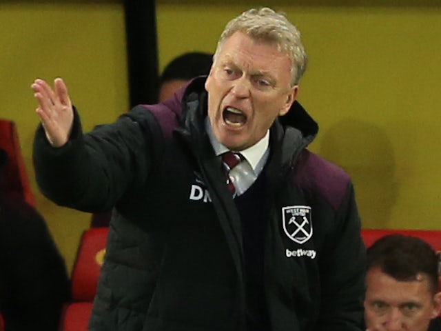 Moyes unhappy with pitch invaders