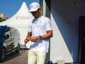 Hamilton hints at Mercedes contract delay