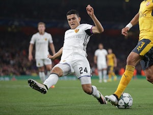 Palace keen on Holy, Elyounoussi?