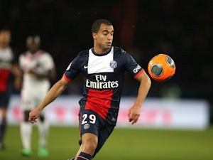 Arsenal to battle with United for Moura?