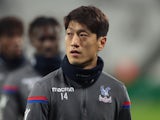 Crystal Palace's Lee Chung-yong warms up on January 30, 2018