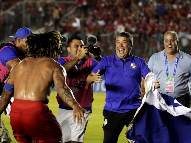 Panama's Roman Torres celebrates with manager Hernan Dario Gomez following their qualification for the 2018 World Cup