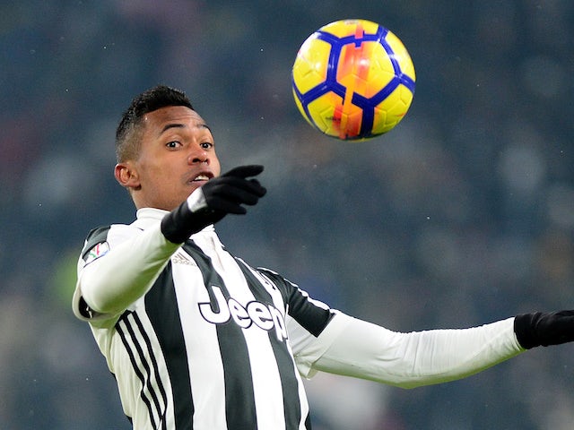 Alex Sandro 'stalling on new Juve contract'