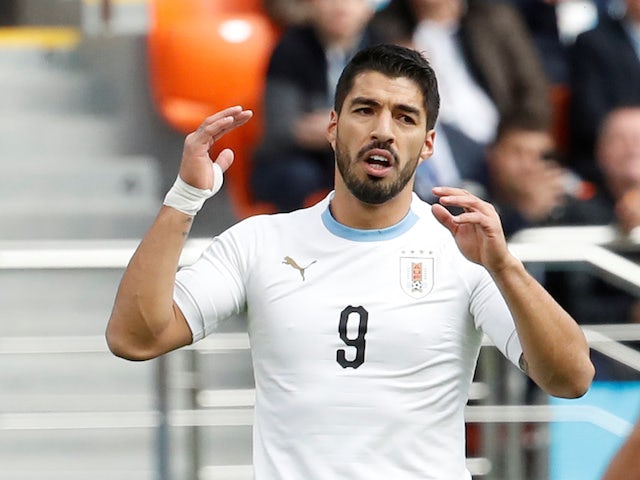 Suarez strike sends Uruguay, Russia through