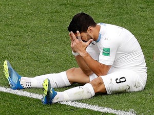 Suarez 'limps out of Uruguay training'