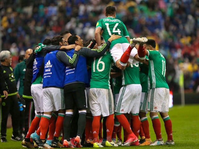 Mexico's players celebrate qualifying for the 2018 World Cup