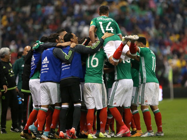 Mexico's players celebrate qualifying for the 2018 World Cup