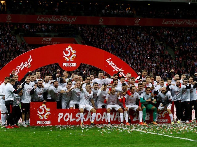 Poland's players celebrate their qualification for the 2018 World Cup