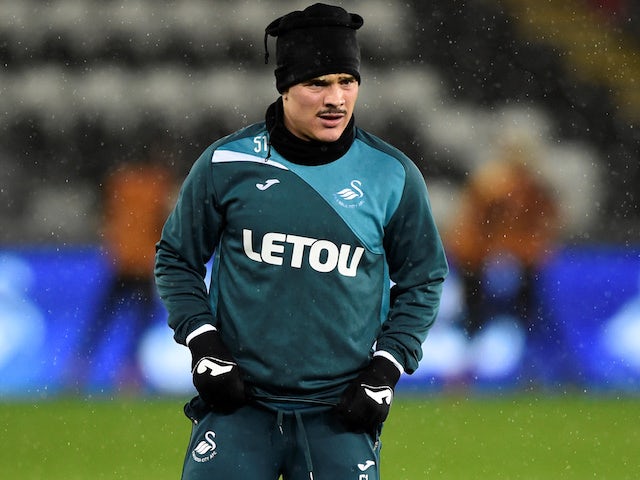 Roque Mesa warming up for Swansea City on January 17, 2018