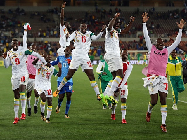 Senegal's players celebrate qualifying for the 2018 World Cup