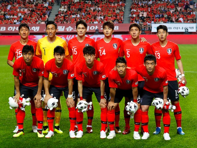 The South Korea team line up before their friendly game with Bosnia and Herzegovina on June 1, 2018
