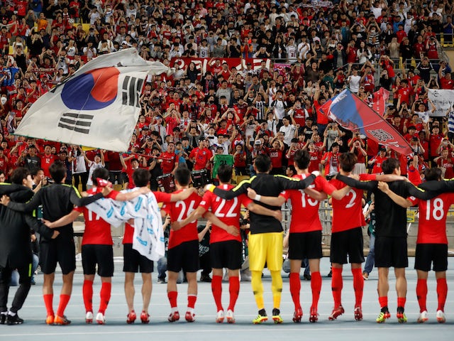 Jucătorii sud-coreeni sărbătoresc după un meci amical internațional în martie 2018