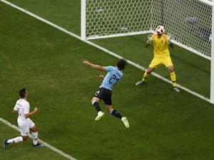 Cavani brace sends Uruguay into quarters