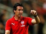 Unai Emery gives his instructions during the pre-season friendly between Arsenal and Atletico Madrid on July 26, 2018