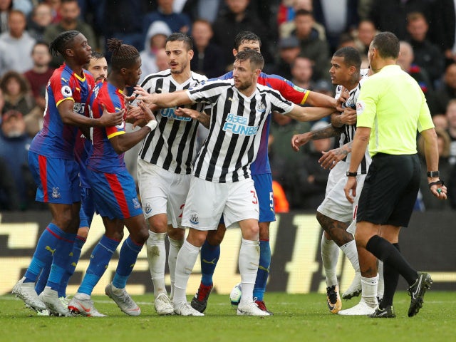Hodgson relieved to see Vardy miss as Palace hold on for rare win without Zaha