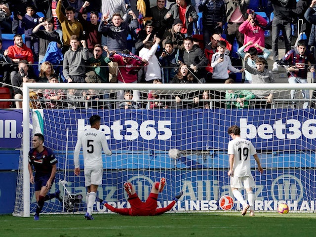 Eibar midfielder Gonzalo Escalante celebrates scoring against Real Madrid
