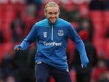 Tom Davies warms up for Everton on October 28, 2018