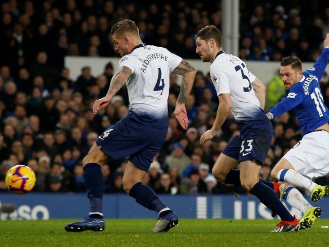 Gylfi Sigurdsson scores for Everton against Tottenham Hotspur in the Premier League on December 23, 2018.