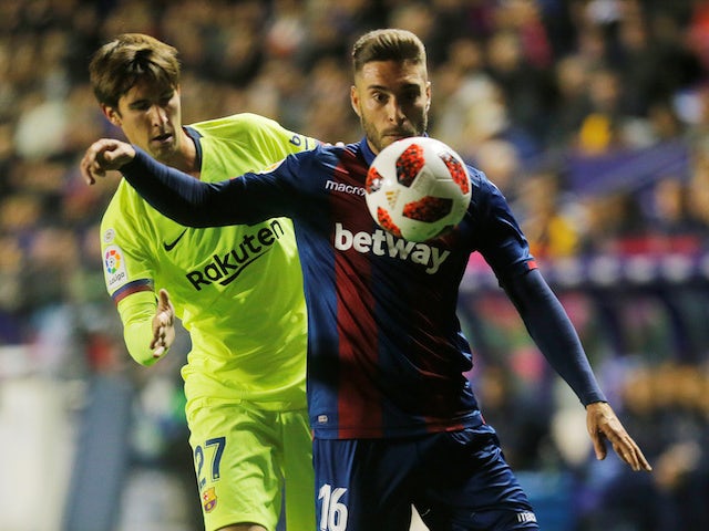 Levante's Ruben Rochina tangles with Barcelona's Juan Miranda during their Copa del Rey clash on January 10, 2019.