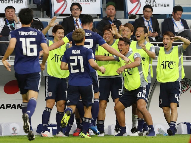 Maya Yoshida celebrates with Japan teammates on January 24, 2019