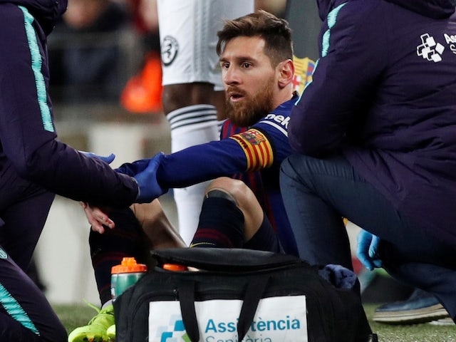 Barcelona's Lionel Messi receives attention on a dead leg on February 2, 2019