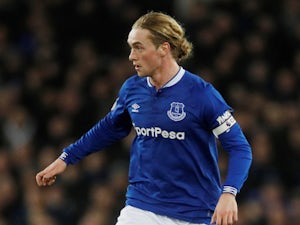 Tom Davies pens new deal with Everton
