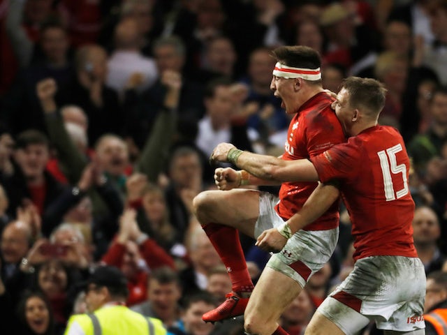Wales keep Grand Slam hopes alive with dramatic win over England