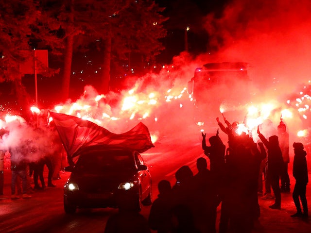 Video: Watch: Hundreds of Zenit St Petersburg fans welcome team bus with flare salute