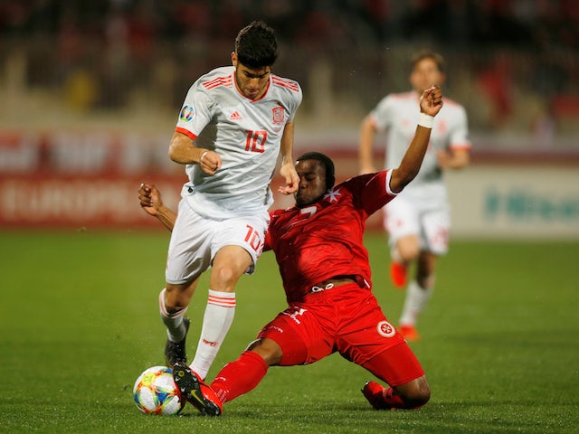El español Marco Asensio se enfrenta a un desafío de Joseph Mbong Malta durante los clasificatorios para la Eurocopa 2020 el 26 de marzo de 2019