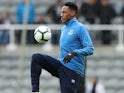 Yerry Mina warms up for Everton on March 9, 2019