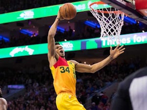 Bucks clinch top seed with victory over 76ers
