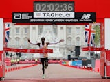 Kenya's Eliud Kipchoge celebrates winning the men's elite race at the 2019 London Marathon on April 28, 2019