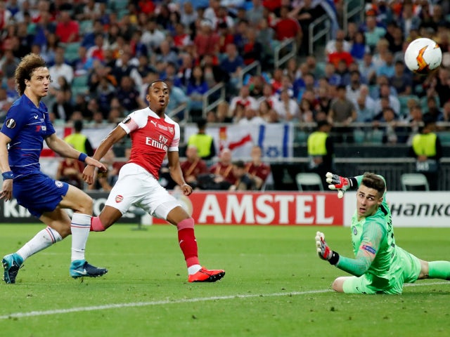 Joe Willock has a go at goal for Arsenal in their Europa League final defeat to Chelsea on May 29, 2019