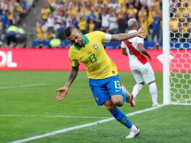 Dani Alves comemora após o Brasil marcar quatro gols contra o Peru na partida da Copa América em 22 de junho de 2019