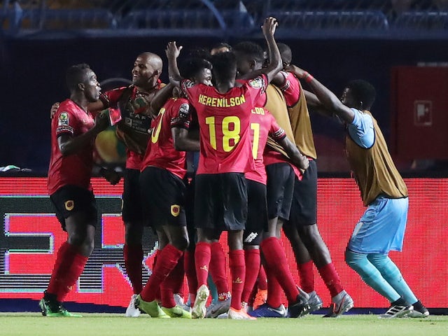 Le joueur angolais Djalma célèbre son premier but avec ses coéquipiers contre la Tunisie le 24 juin 2019.