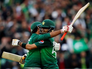 Pakistan inflict first defeat on New Zealand to keep World Cup hopes alive
