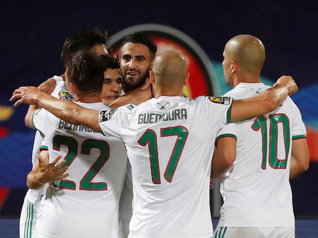 L'Algérien Riyad Mahrez célèbre son deuxième but avec ses coéquipiers le 7 juillet 2019