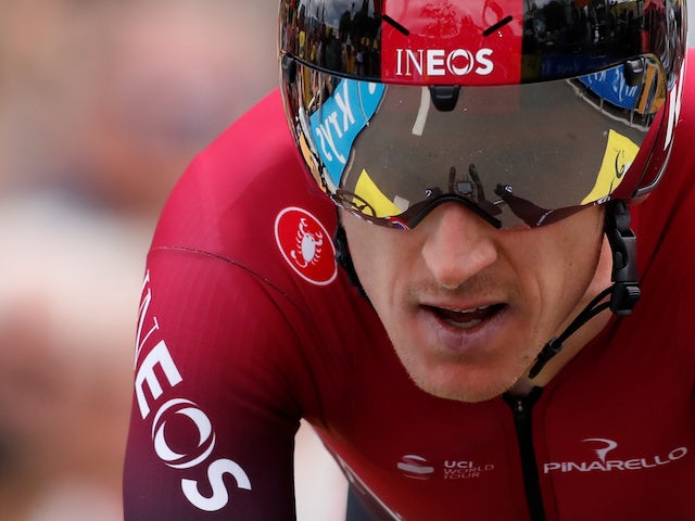 Geraint Thomas survives dramatic crash as Thomas De Gendt wins stage eight