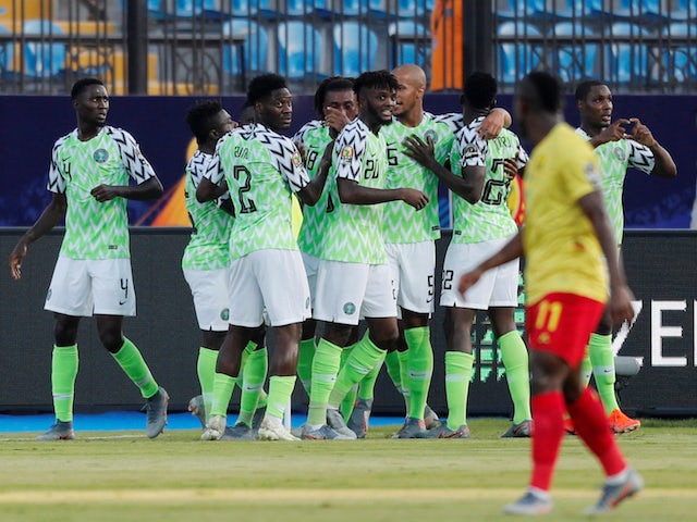 Odion Ighalo, da Nigéria, comemora seu primeiro gol com seus companheiros em 6 de julho de 2019