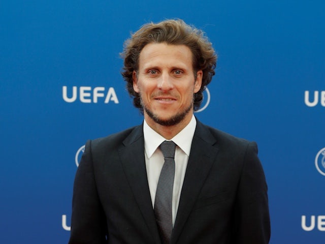 On This Day: Diego Forlan arrives in Manchester to complete United move