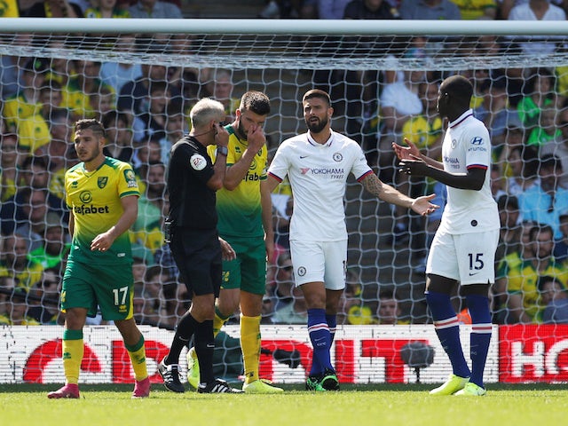 Chelsea's Olivier Giroud speaks with referee Martin Atkinson on August 24, 2019