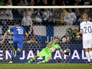 Jorginho penalty sees Italy past Finland