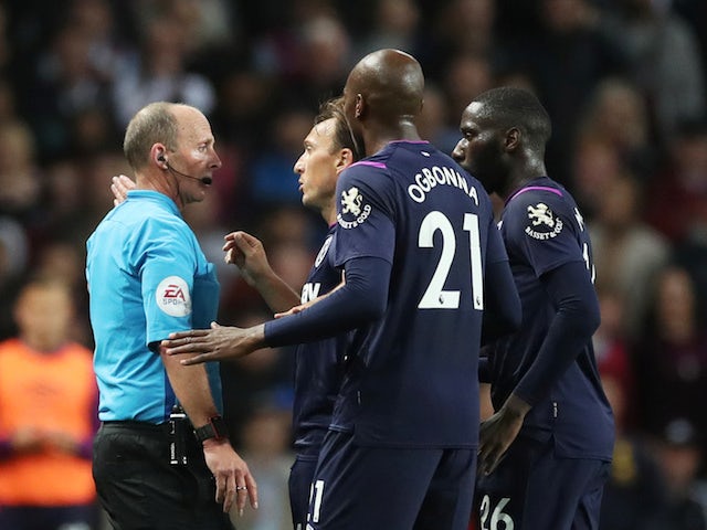 Ten-man West Ham hold on for draw at Aston Villa