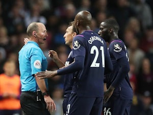 Ten-man West Ham hold on for draw at Aston Villa