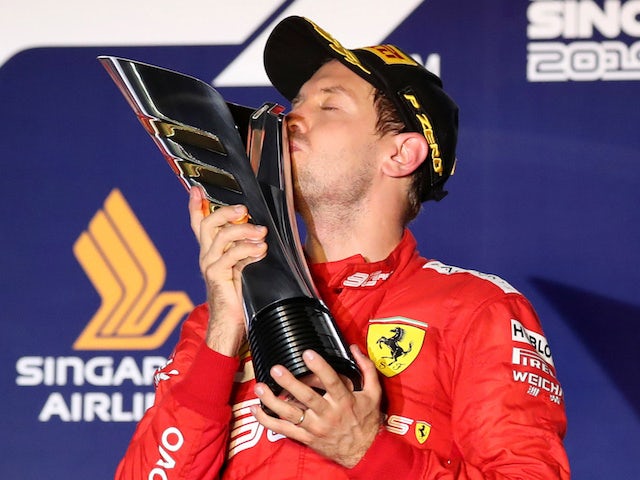 Sebastian Vettel della Ferrari accetta il trofeo mentre festeggia dopo aver vinto la gara a Singapore il 22 settembre 2019.