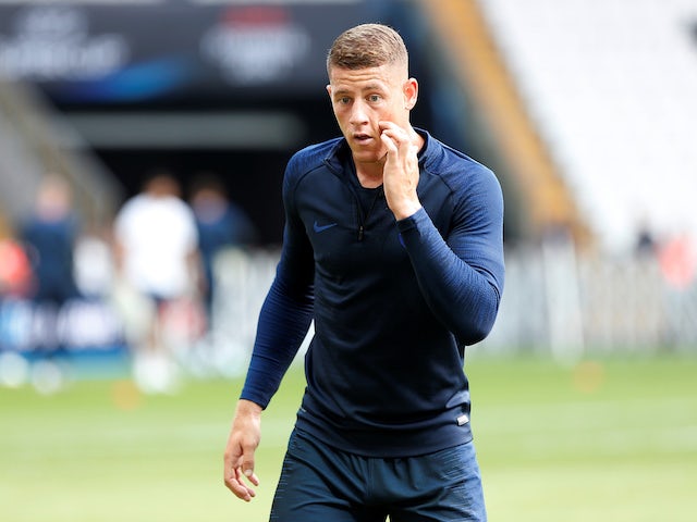 Ross Barkley warms up for Chelsea on August 13, 2019