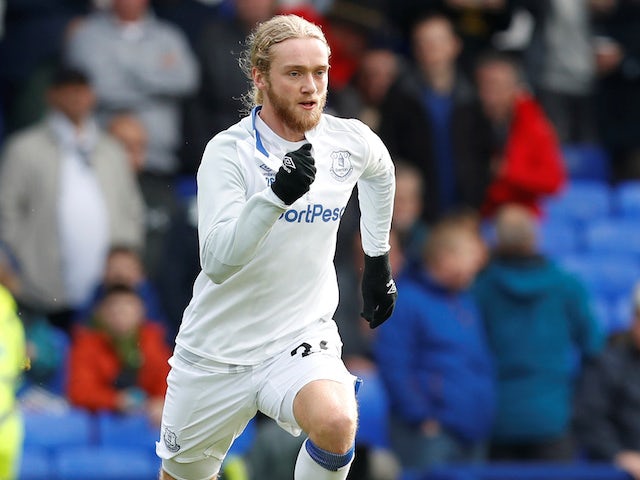 Tom Davies warms up for Everton on October 19, 2019