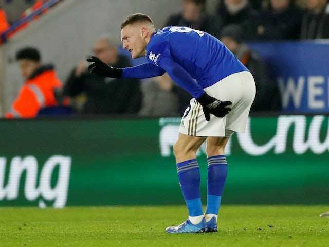 Leicester striker Jamie Vardy holds his injured glutes on January 22, 2020