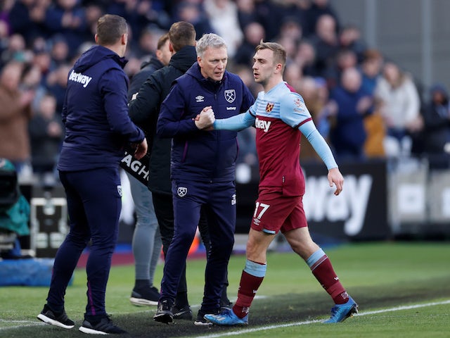 West Ham United's Jarrod Bowen shakes hands with manager David Moyes after being substituted off on February 29, 2020