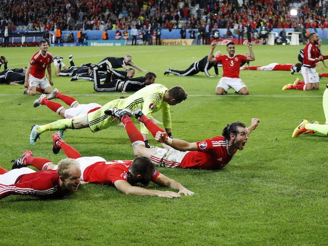 Wales celebrate qualifying for the Euro 2016 semi-finals